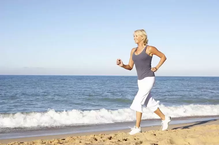Eine Frau im Alter, die joggt, um Gewichtsverlust und eine gute Herzfunktion zu erzielen