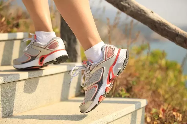 Treppenlaufen ist eine Möglichkeit, die Beinmuskulatur zu stärken und Gewicht zu verlieren