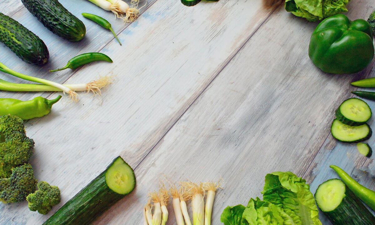 Grünes kalorienarmes Gemüse auf dem Buchweizen-Diät-Menü