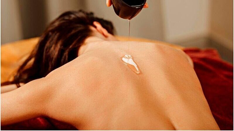 Eine Massage mit Leinöl hilft Ihnen beim Abnehmen und strafft die Körperhaut. 