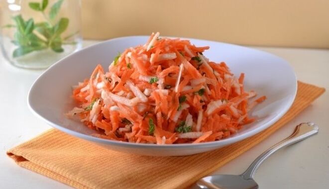 Diätetischer Karotten-Apfel-Salat versorgt den Körper eines Abnehmenden mit Vitaminen